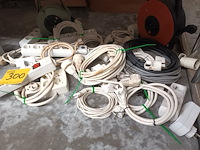 Lot 300 - verlengkabels en verdeelstekkers. 15 stuks - afbeelding 3 van  3