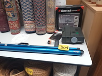 Lot 301 - diaprojector met diascherm - afbeelding 1 van  4