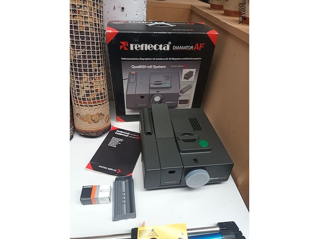 Lot 301 - diaprojector met diascherm - afbeelding 3 van  4