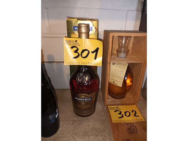 Lot 301 - fles martel cognac - afbeelding 1 van  3