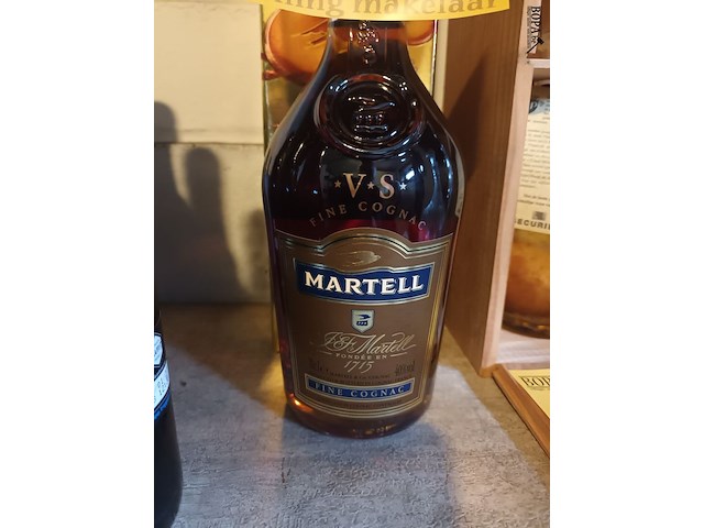 Lot 301 - fles martel cognac - afbeelding 2 van  3