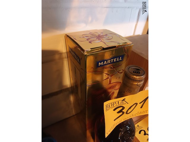 Lot 301 - fles martel cognac - afbeelding 3 van  3