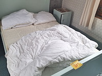 Lot 301 - slaapkamer - afbeelding 1 van  3