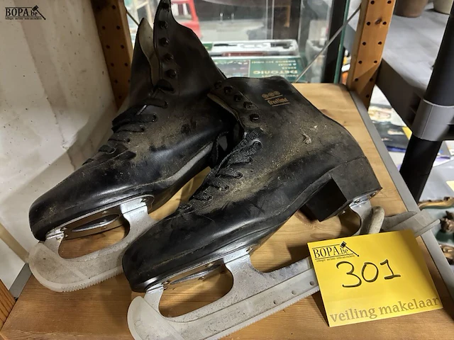 Lot 301 - vintage set schaatsen maat 42 - afbeelding 1 van  2
