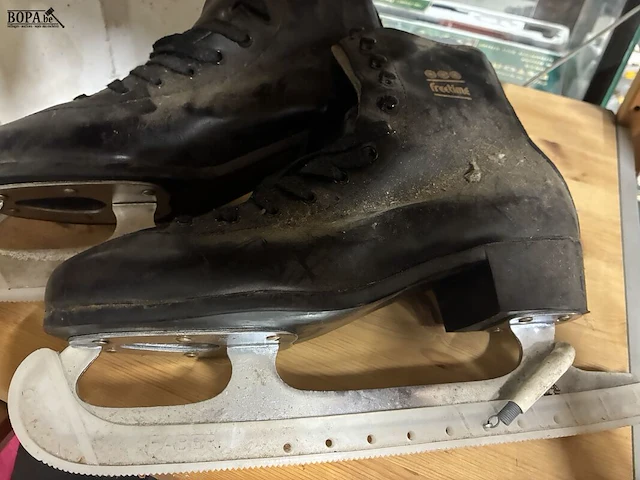 Lot 301 - vintage set schaatsen maat 42 - afbeelding 2 van  2