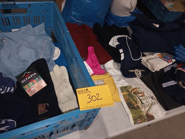 Lot 302 - kledij - afbeelding 1 van  5