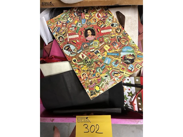 Lot 302 - lot geschenkverpakkingen + plakboek sigarenbandjes - afbeelding 1 van  4