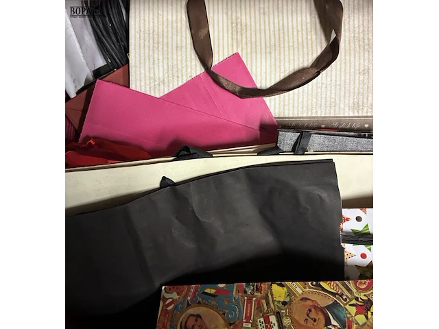 Lot 302 - lot geschenkverpakkingen + plakboek sigarenbandjes - afbeelding 2 van  4