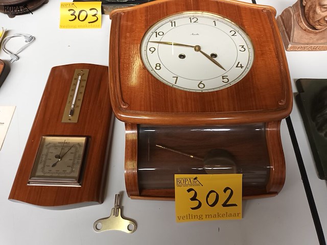 Lot 302 - muurklok en barometer - afbeelding 1 van  4