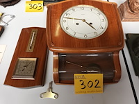 Lot 302 - muurklok en barometer - afbeelding 1 van  4