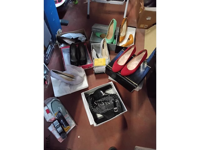 Lot 302 - pumps 8 st en laarsjes 2 st + onderhoudsproducten - afbeelding 1 van  1