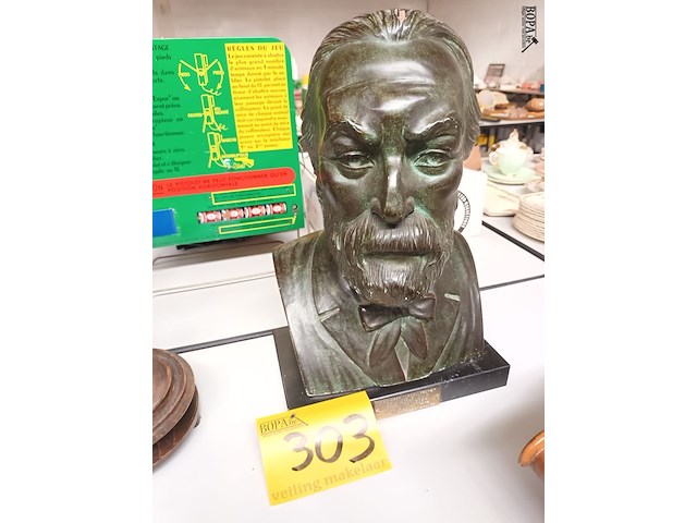 Lot 303 - beeld peter benoit - afbeelding 1 van  4