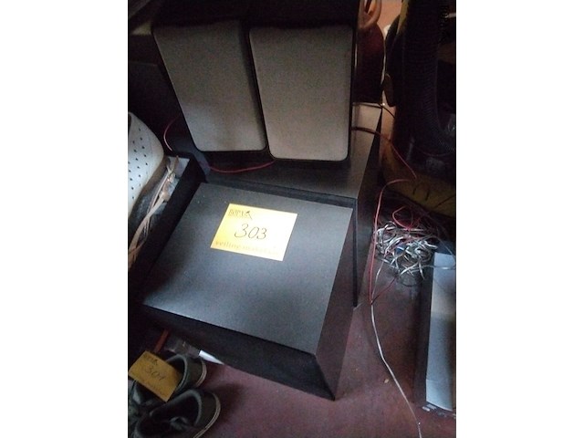 Lot 303 - box jvc 24*20*47 2 stuks + box jvc 2 stus - afbeelding 1 van  2