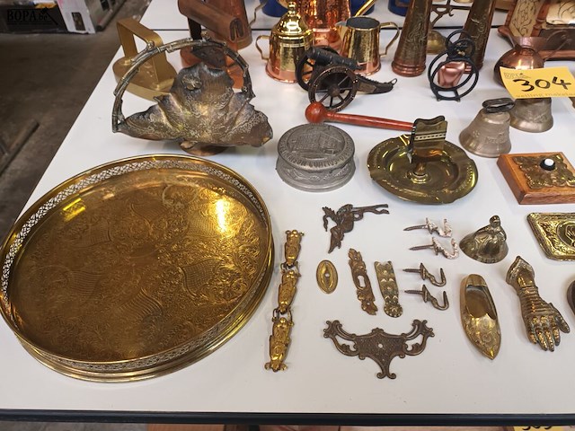 Lot 304 - decoratie in koper. 55 stuks - afbeelding 8 van  9