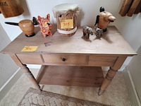 Lot 304 - houten wandtafeltje - afbeelding 1 van  1