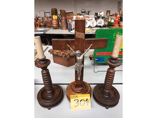 Lot 304 - kruisbeeld met kandelaars - afbeelding 1 van  3