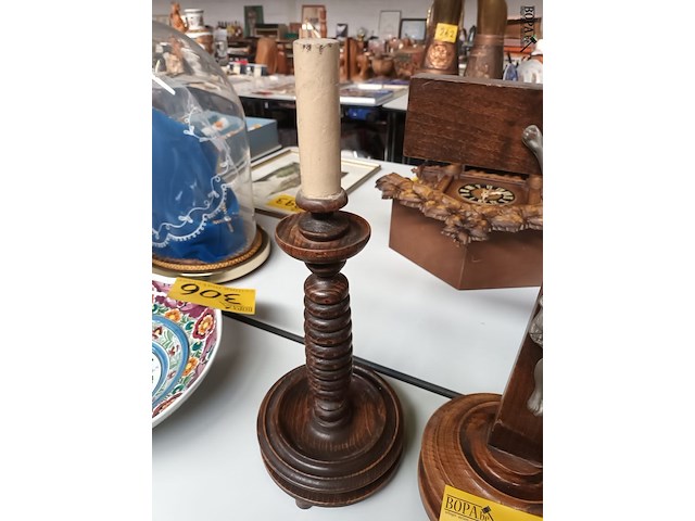 Lot 304 - kruisbeeld met kandelaars - afbeelding 2 van  3