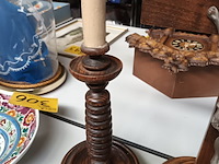 Lot 304 - kruisbeeld met kandelaars - afbeelding 2 van  3