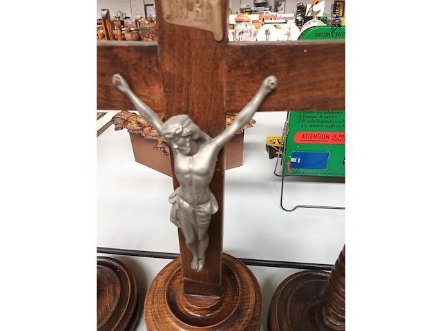Lot 304 - kruisbeeld met kandelaars - afbeelding 3 van  3