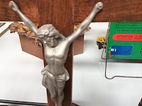 Lot 304 - kruisbeeld met kandelaars - afbeelding 3 van  3