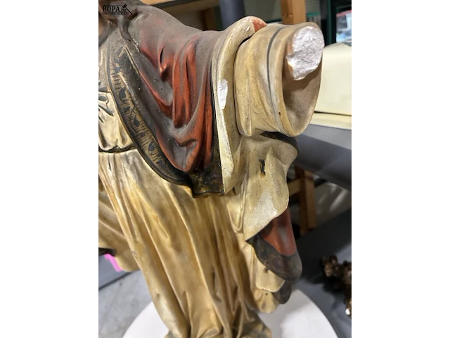 Lot 304 - prestus beeld in kalk - afbeelding 4 van  4