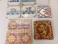 Lot 305 - antieke tegels en boek. 8 stuks