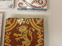 Lot 305 - antieke tegels en boek. 8 stuks - afbeelding 3 van  5
