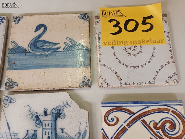 Lot 305 - antieke tegels en boek. 8 stuks - afbeelding 4 van  5