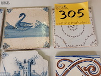 Lot 305 - antieke tegels en boek. 8 stuks - afbeelding 4 van  5