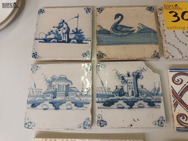 Lot 305 - antieke tegels en boek. 8 stuks - afbeelding 5 van  5
