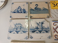 Lot 305 - antieke tegels en boek. 8 stuks - afbeelding 5 van  5