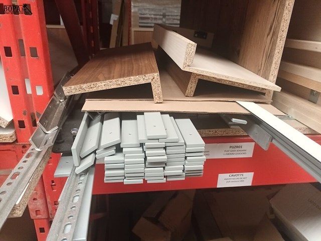 Lot 305 - divers materiaal voor meubel montage - afbeelding 2 van  7