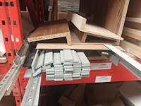 Lot 305 - divers materiaal voor meubel montage - afbeelding 2 van  7