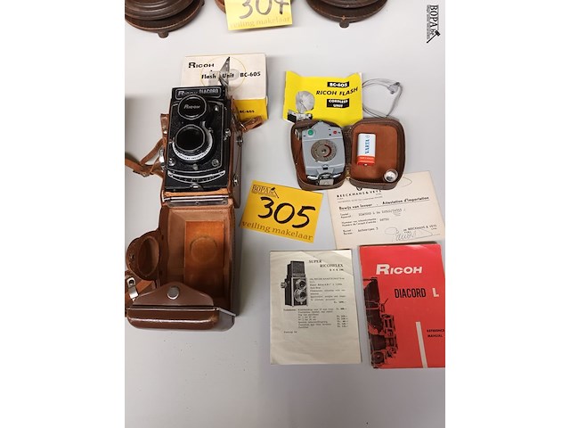 Lot 305 - fototoestel ricoh en flits - afbeelding 1 van  4