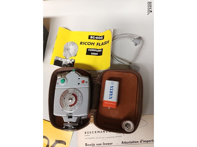 Lot 305 - fototoestel ricoh en flits - afbeelding 2 van  4