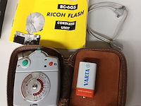 Lot 305 - fototoestel ricoh en flits - afbeelding 2 van  4