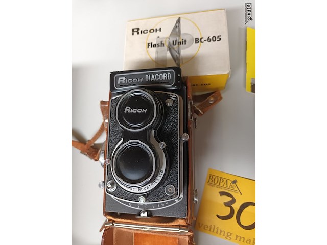 Lot 305 - fototoestel ricoh en flits - afbeelding 3 van  4