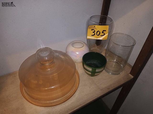 Lot 305 - kaasstolp, bloempotten en vazen. 5 stuks - afbeelding 1 van  3
