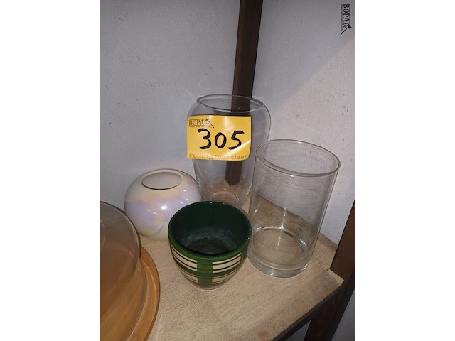 Lot 305 - kaasstolp, bloempotten en vazen. 5 stuks - afbeelding 3 van  3