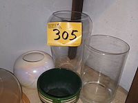 Lot 305 - kaasstolp, bloempotten en vazen. 5 stuks - afbeelding 3 van  3