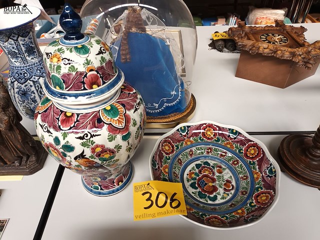 Lot 306 - dekselvaas en sierbord delft - afbeelding 1 van  4