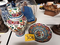 Lot 306 - dekselvaas en sierbord delft - afbeelding 1 van  4