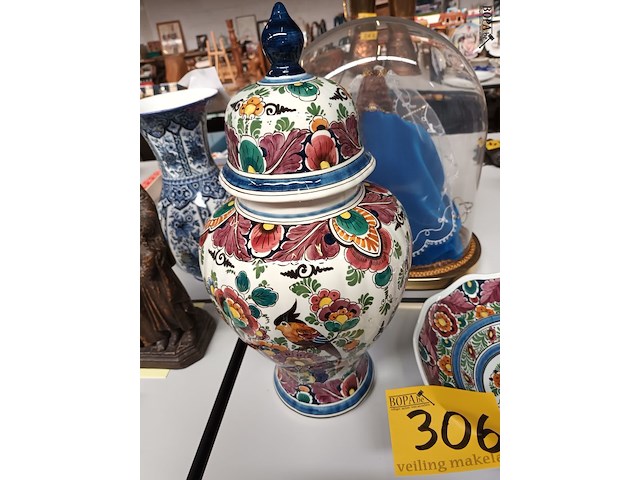 Lot 306 - dekselvaas en sierbord delft - afbeelding 2 van  4