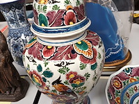 Lot 306 - dekselvaas en sierbord delft - afbeelding 2 van  4