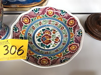 Lot 306 - dekselvaas en sierbord delft - afbeelding 3 van  4