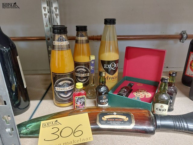 Lot 306 - dolk met rum, advocaat, mini porto…ong 11 stuks - afbeelding 1 van  2