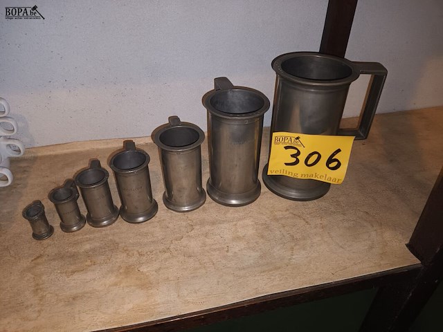 Lot 306 - maatbekers in tin. 7 stuks - afbeelding 1 van  4