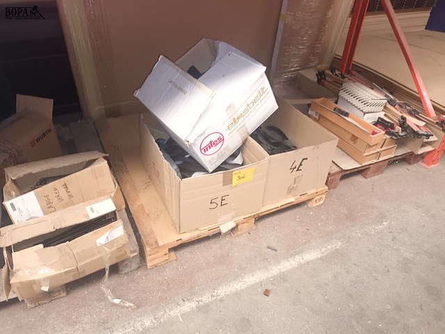 Lot 306 - materiaal voor montage bedden - afbeelding 1 van  5