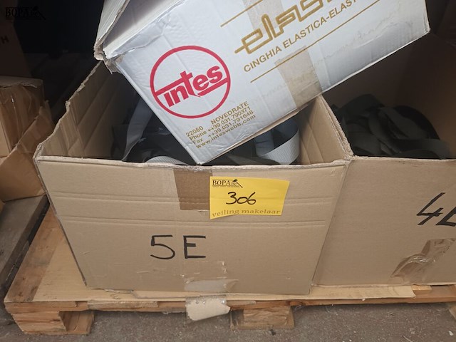 Lot 306 - materiaal voor montage bedden - afbeelding 5 van  5