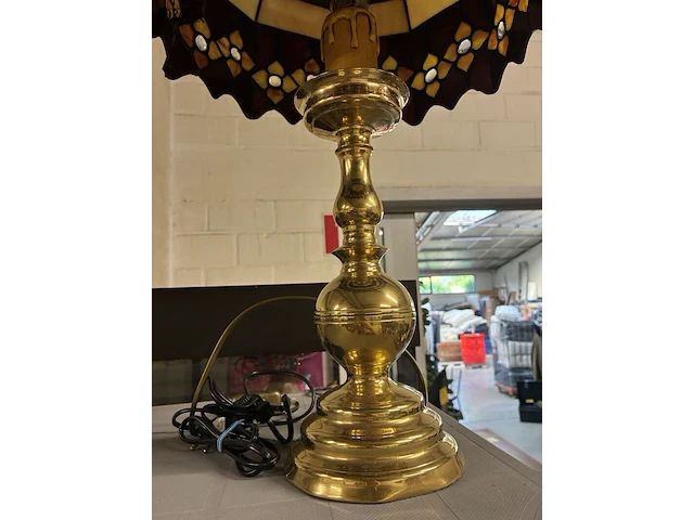 Lot 306 - retro tafellamp tiffanystijl - afbeelding 2 van  3
